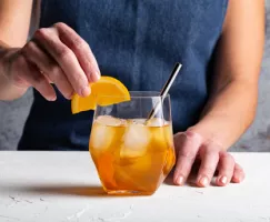 Cocktail au whisky et gingembre avec tranches d'orange