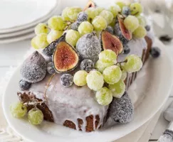 Gâteau à l'eau de rose, fruits givrés et glaçage au yogourt