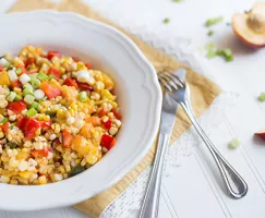 Salade de maïs et pêches grillées avec vinaigrette sucrée