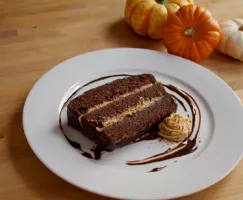 Gâteau chocolat et citrouille avec crème fouettée à la citrouille et ganache
