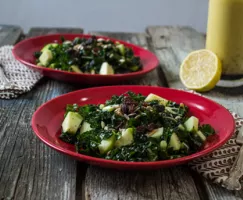 Salade de kale et vinaigrette au citron et graines de pavot