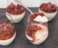 Panna cotta simple avec fraises pochées