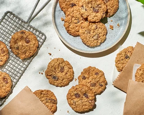 biscuits-moelleux-avoine-et-raisins-dans-un-bol