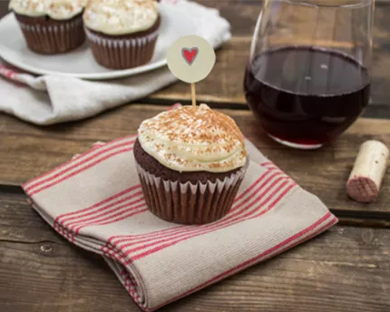 petits-gateaux-au-chocolat-et-au-vin-rouge-cremage-au-fromage-la-creme