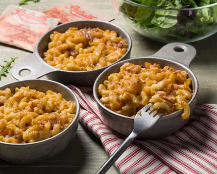 Trois bols de mac and cheese avec une salade et du Cassonade et Sucre d'Érable Redpath®