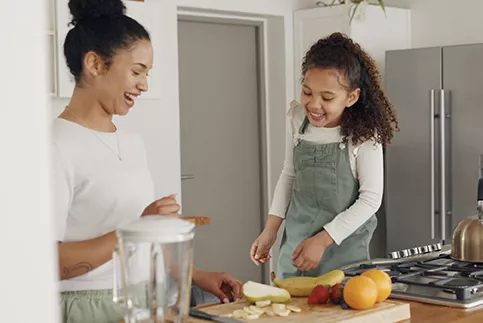 Une mère et sa fille cuisinent ensemble